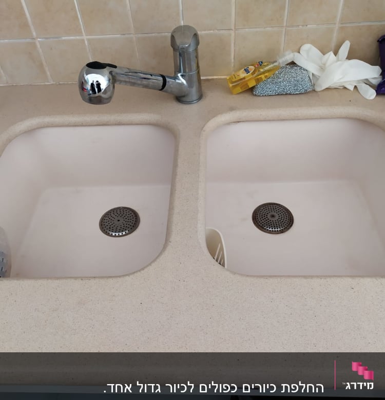 שיש מטבח עם כיורים כפולים וברז מתכת